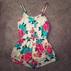 💐🌷🌸 LUCCA COUTURE FLORAL ROMPER 🌸🌷💐